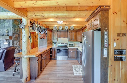 Glendale Cabin | Pond & Hot Tub! Airy Hudson Valley Escape