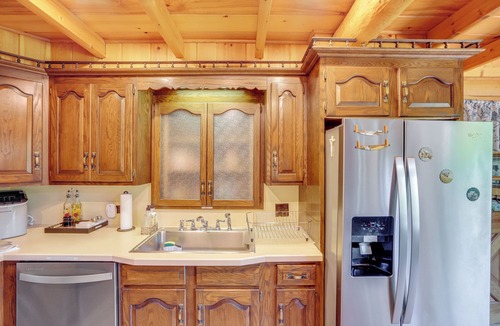 Glendale Cabin | Pond & Hot Tub! Airy Hudson Valley Escape