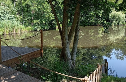 Mauregny-en-Haye Cabin | Pond-side cabin