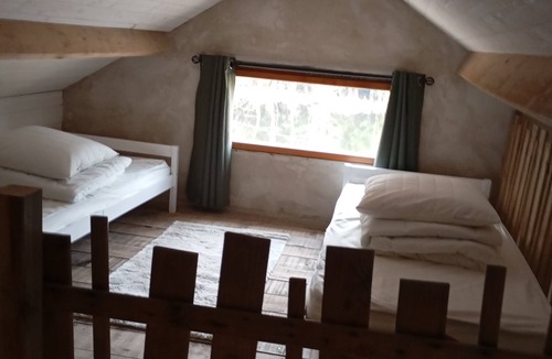 Mauregny-en-Haye Cabin | Pond-side cabin