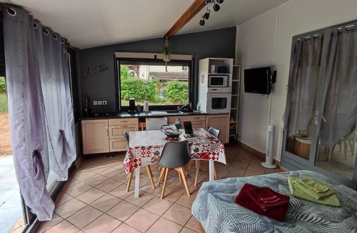 Laives Apartment | Pond-side studio