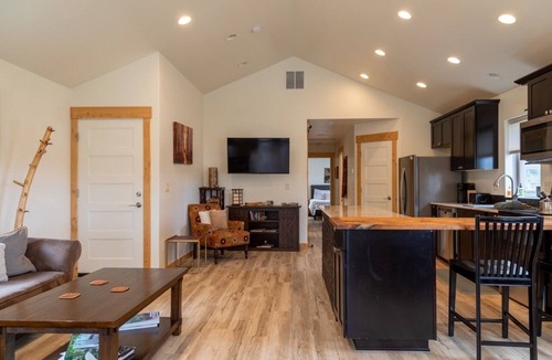 Sisters House | Ponderosa 2 bdrm 2 bth | Walk to Sisters