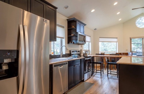 Sisters House | Ponderosa 2 bdrm 2 bth | Walk to Sisters