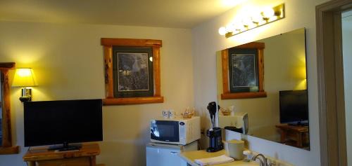 Enterprise Hotel | Ponderosa Motel