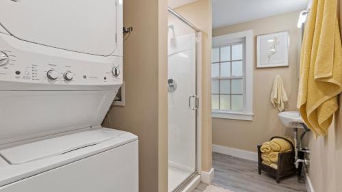 Charlestown House | Pondfront Retreat Near Beaches