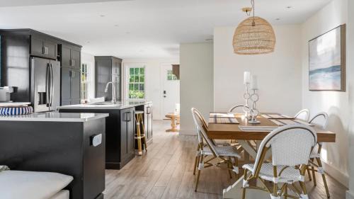 Charlestown House | Pondfront Retreat Near Beaches