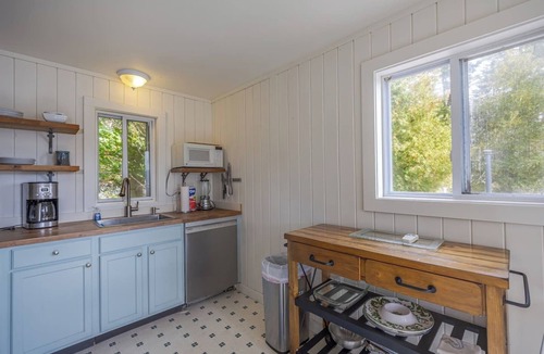 Mount Desert House | Pondside Cottage w/Dock & Patio! [Loons Nest]