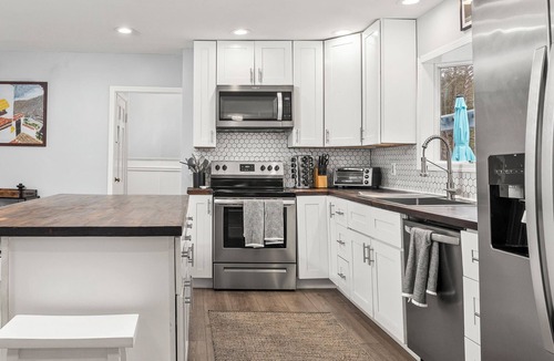 Liberty House | Pondview Manor - Spacious Farmhouse w/Pool