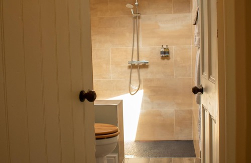 Ammanford Bed & Breakfast | Pontyclerc Farm House B&B