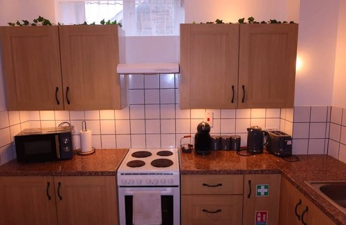 Cwm Frwd Oer Apartment | Pontypool Haven Retreat - 3Bedroom Flat