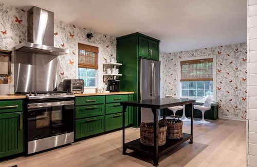 Round Top House | Pool + 2 homes + Sleeps 10 | 6 Min. to Round Top