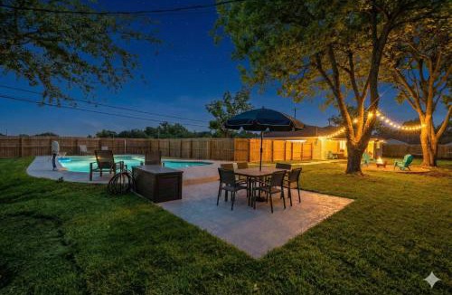 Deer Park House | Pool 5 Star Large Deer Park home Super Host