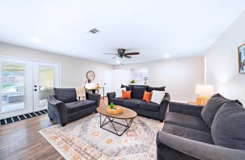 Deer Park House | Pool 5 Star Large Deer Park home Super Host