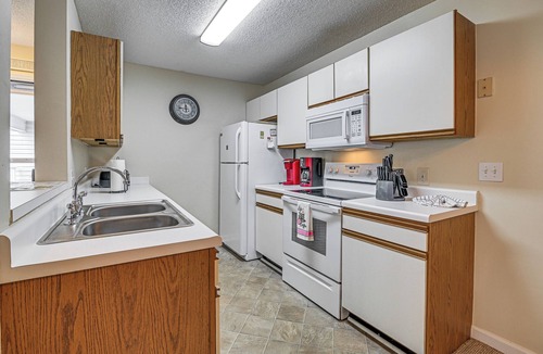 Garden City Condo | Pool Access & 2 Mi to Ocean: Myrtle Beach Condo!