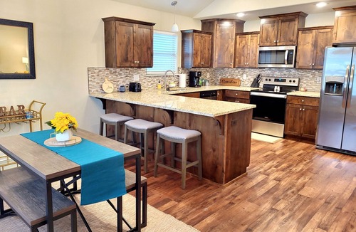 Holiday Island House | Pool Access and Pet Friendly Bungalow close to Eureka Springs!