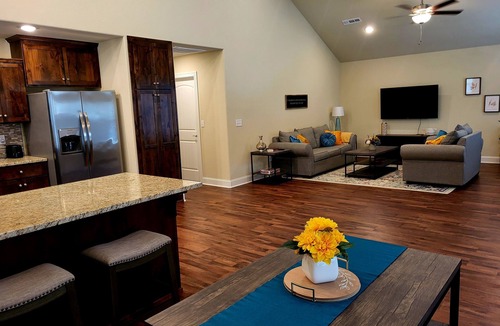 Holiday Island House | Pool Access and Pet Friendly Bungalow close to Eureka Springs!