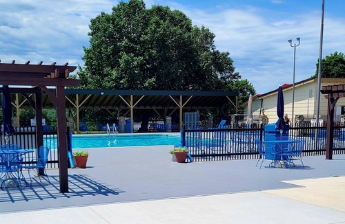 Holiday Island House | Pool Access and Pet Friendly Bungalow close to Eureka Springs!