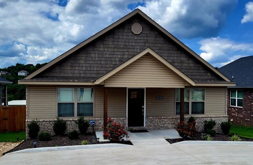 Holiday Island House | Pool Access and Pet Friendly Bungalow close to Eureka Springs!