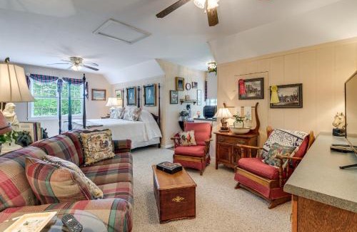 Kilmarnock Apartment | Pool Access! Cozy Couples Getaway in Kilmarnock