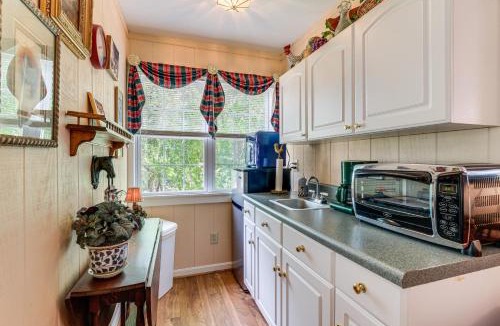 Kilmarnock Apartment | Pool Access! Cozy Couples Getaway in Kilmarnock