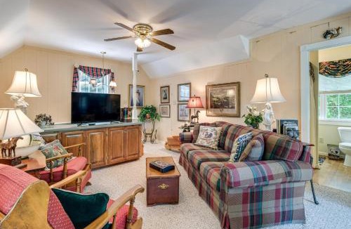 Kilmarnock Apartment | Pool Access! Cozy Couples Getaway in Kilmarnock