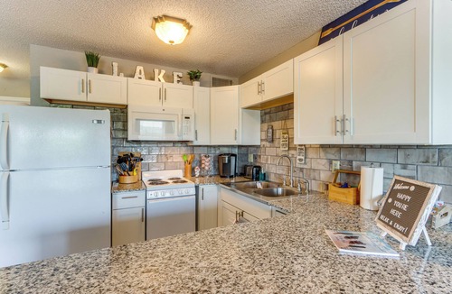 Osage Beach Apartment | Pool Access & Lake View: Osage Beach Condo!