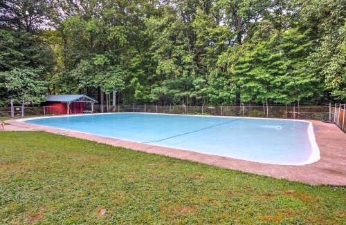 Laurel Mountain House | Pool Access Pet-Friendly Pennsylvania Cabin!