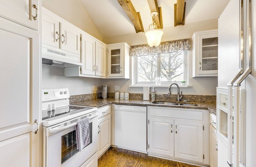 Gladstone House | Pool Access & Private Fire Pit: Kansas City Gem!