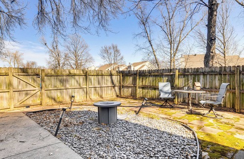 Gladstone House | Pool Access & Private Fire Pit: Kansas City Gem!