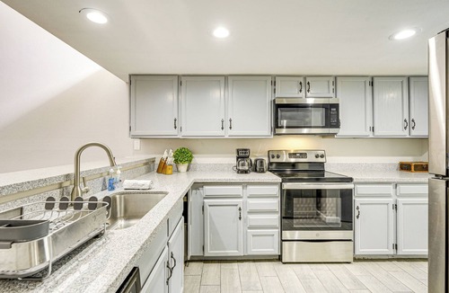 Paradise Valley Village House | Pool Access! Retreat 16 Mi to Dtwn Phoenix