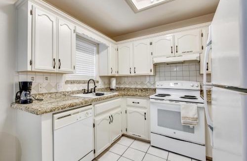 Edinburg Apartment | Pool Access & Work-Ready Comforts! Edinburg Apt