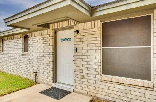 Edinburg Apartment | Pool Access & Work-Ready Comforts! Edinburg Apt