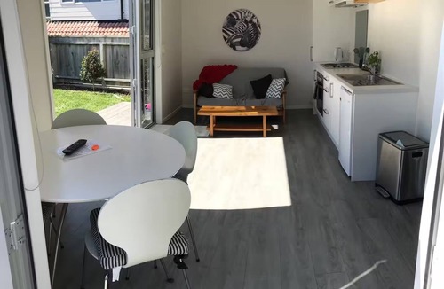 Omanu Cottage | Pool and beach hideaway