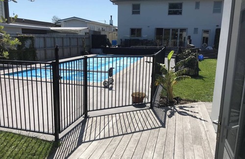 Omanu Cottage | Pool and beach hideaway