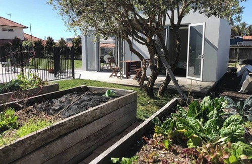 Omanu Cottage | Pool and beach hideaway