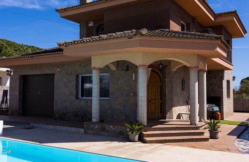 Sils Villa | Pool and Nature Just 20km from Costa Brava Beaches
