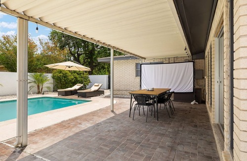 McAllen Hotel | Pool and Pool House in McAllen