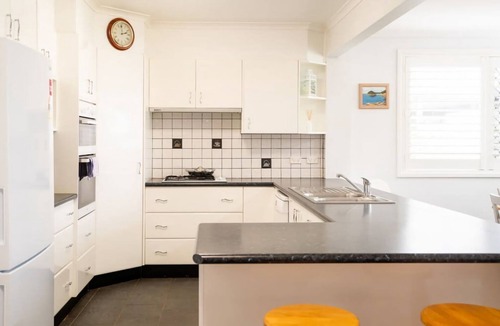 Killarney Vale House | Pool and Spa on the Lakefront Killarney Vale