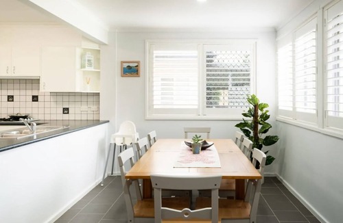 Killarney Vale House | Pool and Spa on the Lakefront Killarney Vale