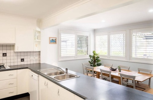 Killarney Vale House | Pool and Spa on the Lakefront Killarney Vale