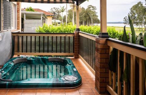Killarney Vale House | Pool and Spa on the Lakefront - Main House