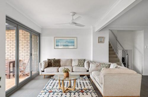 Killarney Vale House | Pool and Spa on the Lakefront - Main House