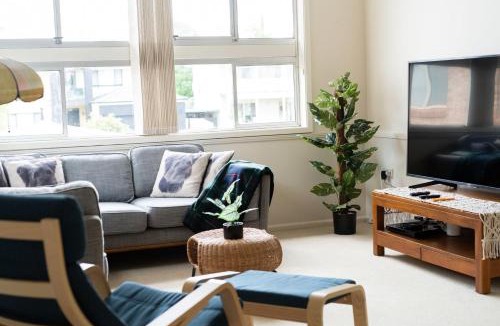 Killarney Vale House | Pool and Spa on the Lakefront - Main House