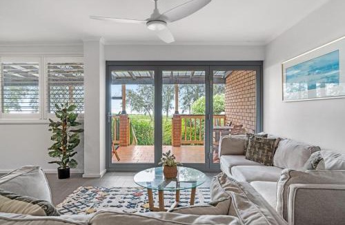 Killarney Vale House | Pool and Spa on the Lakefront with Suite Studio