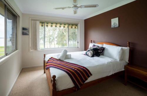 Killarney Vale House | Pool and Spa on the Lakefront with Suite Studio