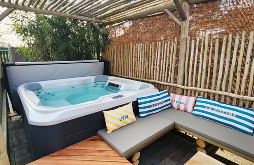 Sanguinet Villa | Pool and spa villa by the lake