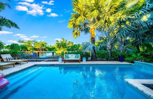 Wilton Manors House | Pool and Waterfront Oasis