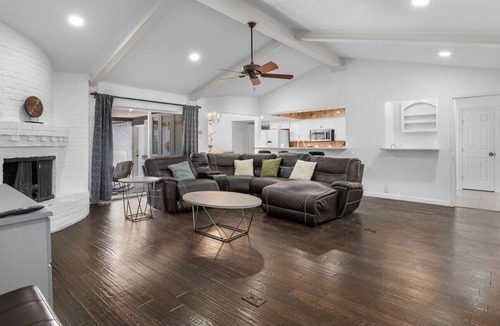 Lake Highlands Apartment | Pool | BBQ | Games | Gym | Patio | Workspace