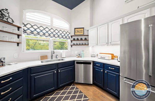 Fontana-on-Geneva Lake Condo | Pool, Beach Walk & Lake Views in Fontana