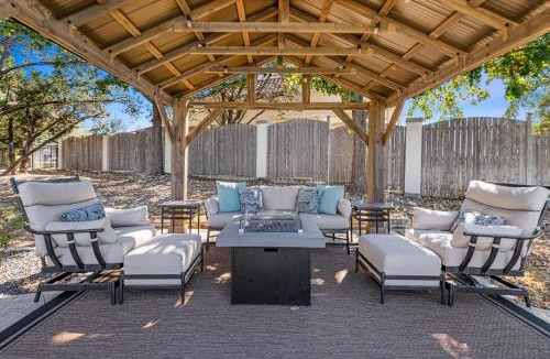 Glenlake House | Pool, Cabana & Amazing Views - Picturesque Point